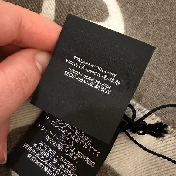 NWT GUCCI Taupe Beige Jacquard Wool Silk Monogram Jumbo GG Freedom Scarf Shawl - Picture 7 of 8